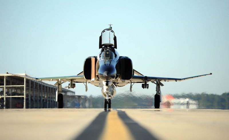 GD DSC_4400.JPG - QF-4E, serial # 72-1478, taxis with LtC J.D. 'Bare' Lee, the Commander of the 82nd Aerial Targets Squadron at the controls. Other QF-4Es are obscured by the aircrafts' heat in the background.. This aircraft wears tail markings for the Squadron Commander as well as a high-gloss Southeast Asia paint scheme as this aircraft is used in the popular USAF 'Heritage Flight' program. Photographed on 17 Nov. 2008.  © 2008 Greg L. Davis, Aviation Photojournalist  www.focalplaneimagery.com